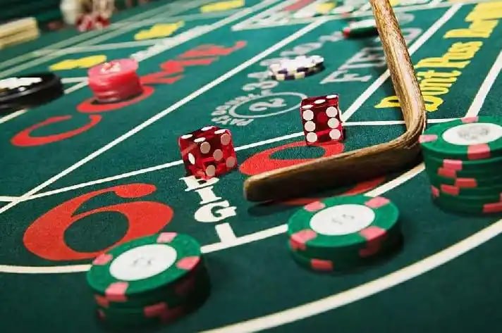 skolah toto Sakong live dealer game table on mobile showing multiple players, dealer, and real-time card display
